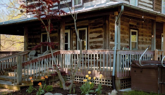 Beautiful and Historic Log Cabin: cozy, quiet, huge hot tub! Quiet getaway!