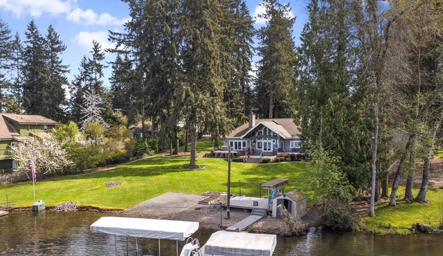 Beautiful and Luxury Family Friendly Lakefronts Home