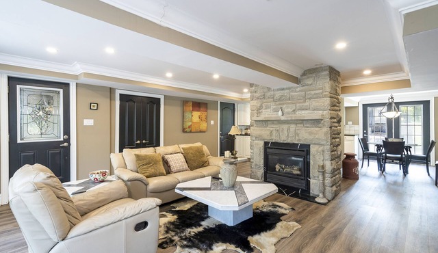 Beautiful and Modern Two Bedroom Home/Walking Distance to Beach