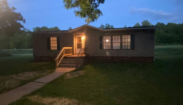 Beautiful and modern 2 bedroom home next to hiking & biking trails