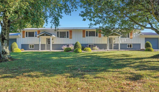 Beautiful and modern 3 bedroom, 1 bath Duplex. Sleeps 6