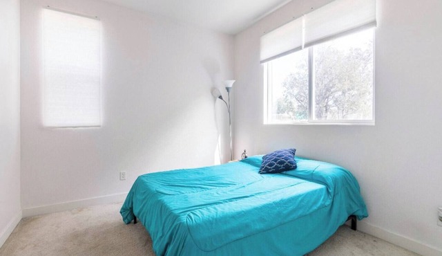 Beautiful and Peaceful Three Floors Townhome in the Valley