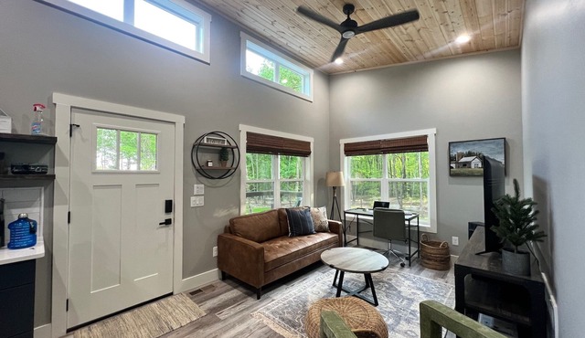 Beautiful and Private Modern Cottage on 17 Acre Flower Farm!