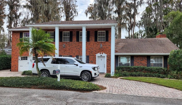 Beautiful and Quiet 4 Bedroom Tampa Lake House