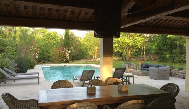 Beautiful and quiet house with pool. 5 bedrooms. 4000m2 garden
