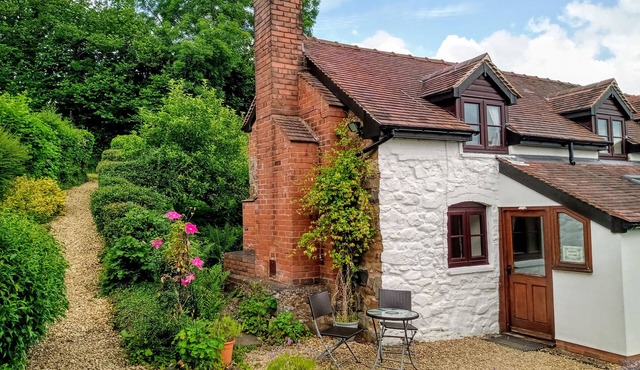 Beautiful and Quiet Rural hideaway for two near Ludlow with stunning views