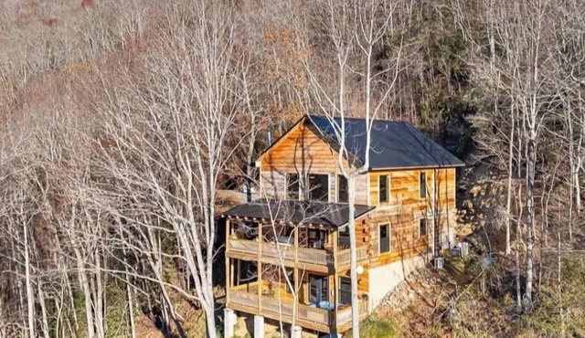 Beautiful and relaxing mountain log cabin with stunning views