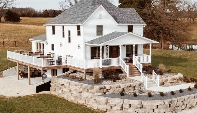 Beautiful and Spatious Vacation Rental with 6 Bedrooms near Owensville, Missouri