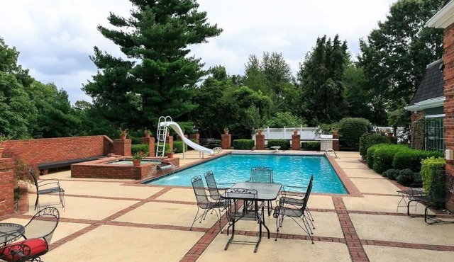 Beautiful and Scenic 6 bedrooms and 6 bathrooms large pool a hot tub 7000sqft