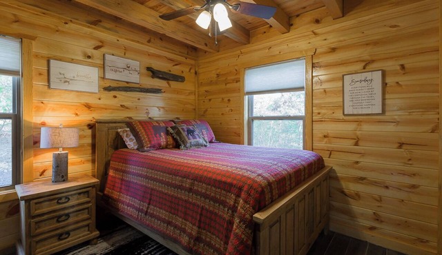 Beautiful and secluded cabin! 10 minutes away from Wolf Pen Gap