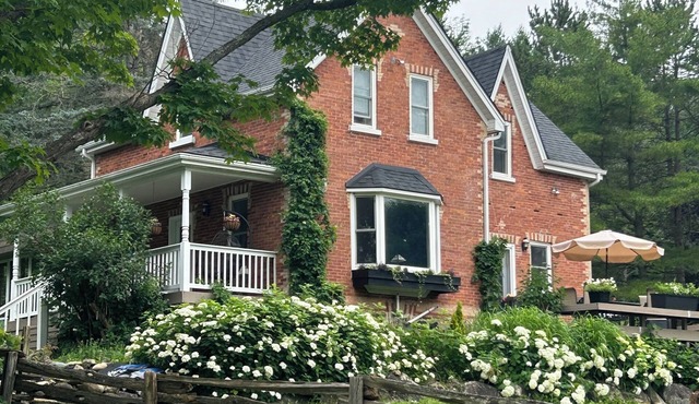 Beautiful and serene. private farmhouse on acreage. Gorgeous views over valley.