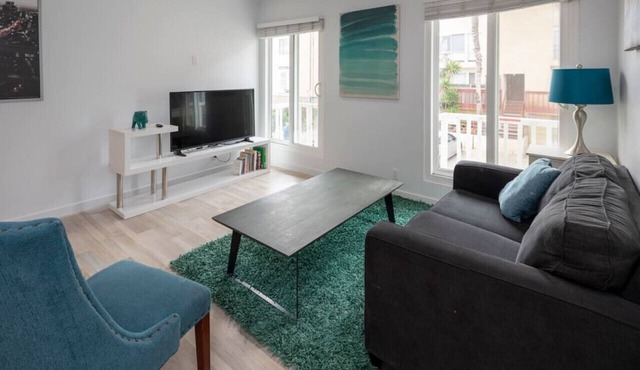 Beautiful and Spacious 1 Bed, Steps to the Beach!