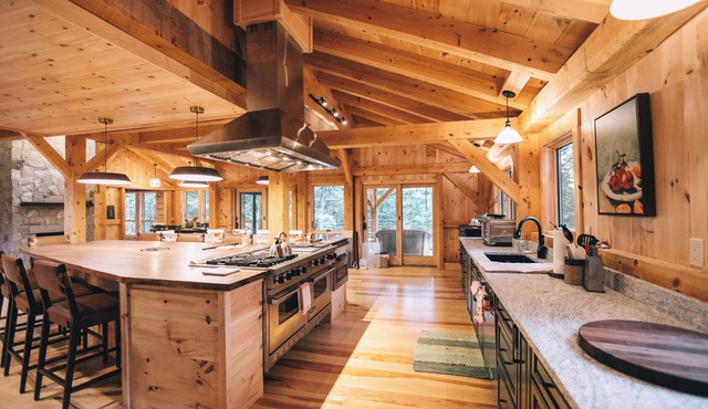 Beautiful and spacious 6 bedroom Waterfront lodge in peaceful Mount Vernon, ME