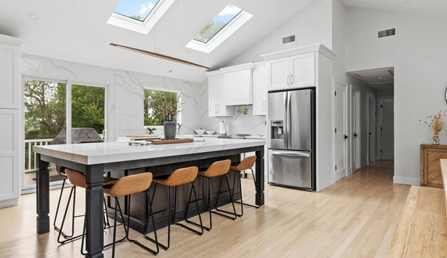 Beautiful and Spacious Home with WiFi and AC in delightful Narragansett