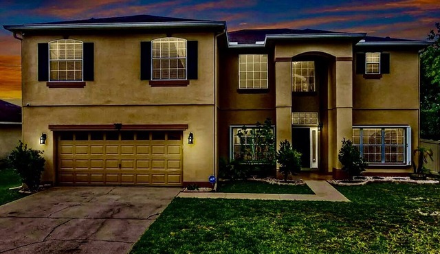 Beautiful and Spaces 5 Bedroom Home Close to Disney