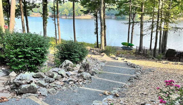 Beautiful and Spacious Lake Front Home. Golf, Kayaks, Minutes from Hot Springs!