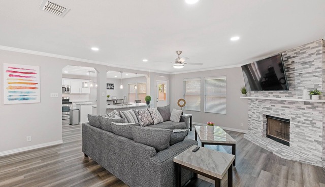 Beautiful and Spacious, Home - Great location!