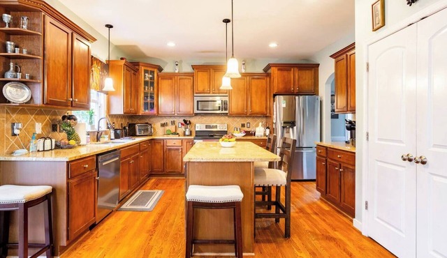 Beautiful and Spacious home w/Outdoor Kitchen