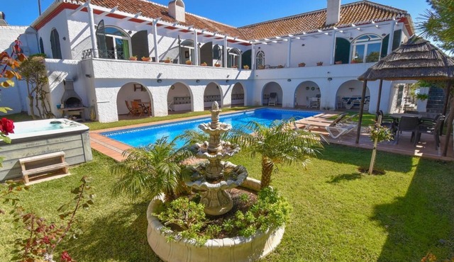 Beautiful and spacious Villa with private pool