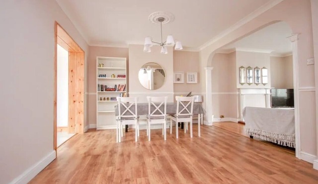 Beautiful and Spacious Home! Easy transport links to the city centre and beach