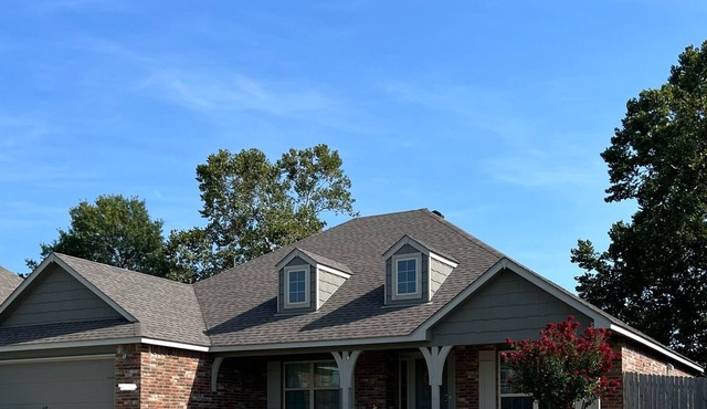 Beautiful and spacious 3 bedroom, 2 bathroom home w/perfect central location!