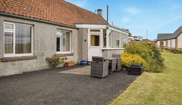 Beautiful and spacious farm cottage, with amazing views over the fields.