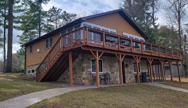 Beautiful and Spacious Lake Home! Large Deck Overlooking Lake!