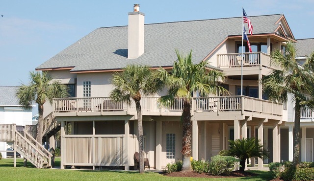Beautiful and spacious beach house in exclusive neighborhood- steps from beach.