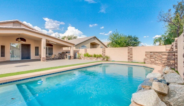 Beautiful and Spacious! 4 bedroom 2 bathroom / Private Diving Pool