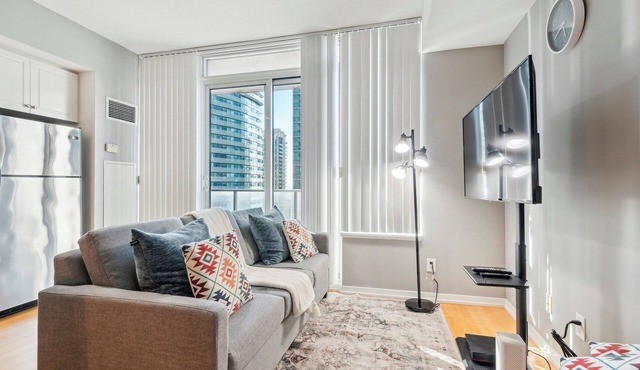Beautiful and Stylish 1 BR Condo in DT Toronto