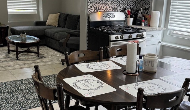 Beautiful and stylish 1 bedroom apartment in the heart of Pilsen "CASA PILSEN"