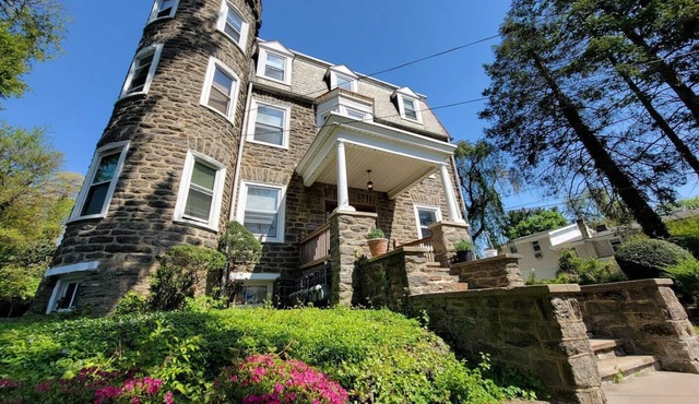 Beautiful and unique apartment in a castle-shaped building with plenty of natural light and charm