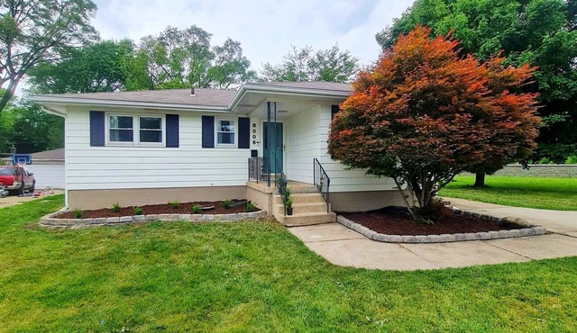 Beautiful and updated place to stay in a quiet neighborhood of Munster Indiana.