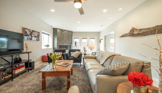 Beautiful and Private Guest Apartment - Close to USAFA & Garden of the Gods!