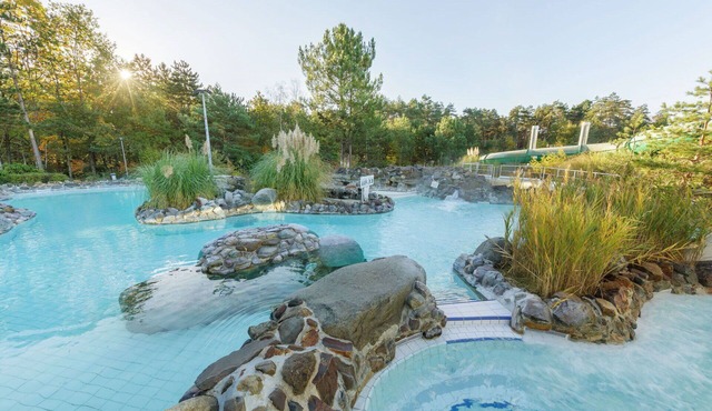 Beautiful apartment in villa for 6 guests with WIFI, pool, hot tub, TV, terrace and parking