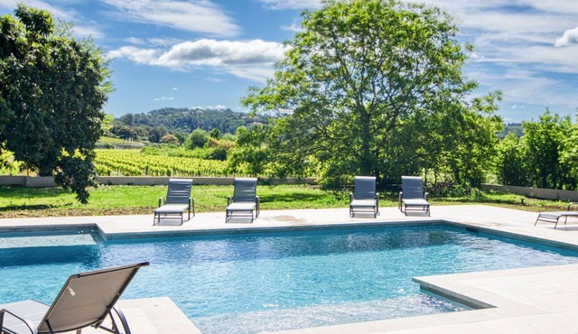 Beautiful apartment in villa for 14 people with pool, WIFI, TV, terrace and parking
