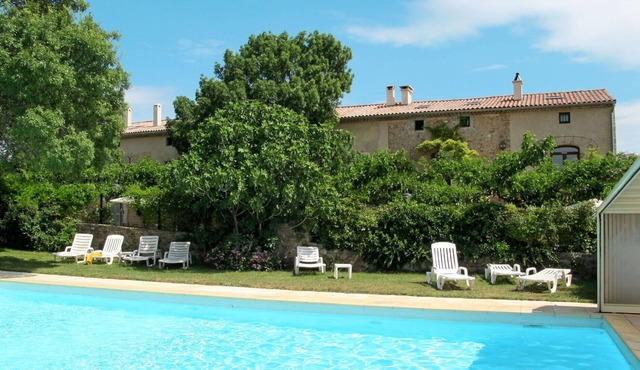 Beautiful apartment in villa for 8 guests with WIFI, pool, TV, terrace and parking