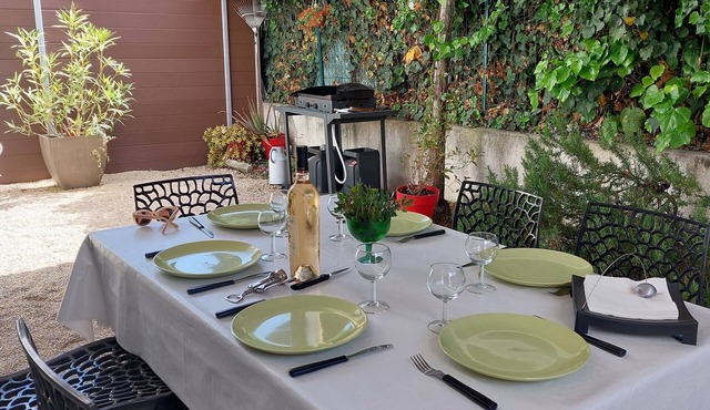 Beautiful apartment with wifi in St Cyr sur mer 5 mn walk from the beach