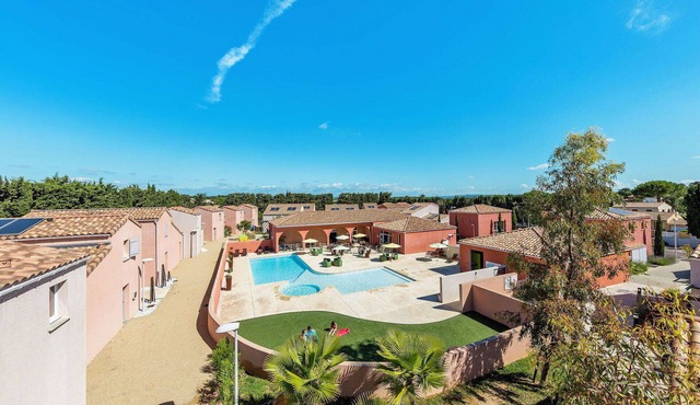 Beautiful apartment in villa for 4 guests with pool, WIFI, TV, terrace, pets allowed and parking