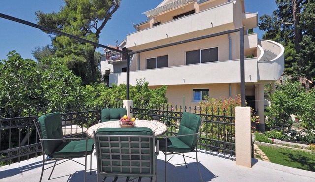 Beautiful apartment in Kastel Gomilica with WiFi