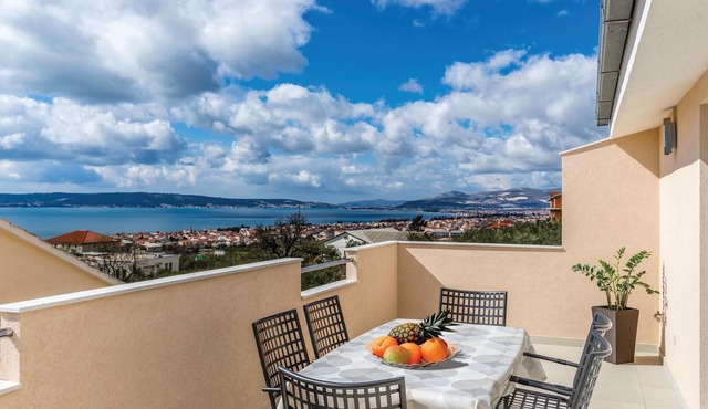 Beautiful apartment in Kastel Gomilica with WiFi