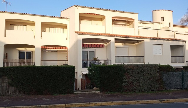 Beautiful apartment in residence with swimming pool and tennis court close to sea and forest