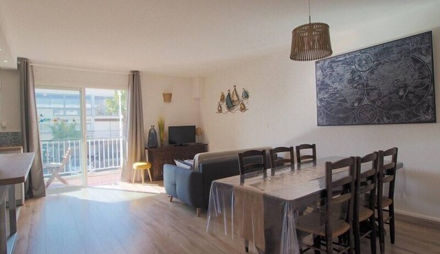 Beautiful Apartment, Sleeps 6, Steps from the Beach, Air-Conditioned, Parking