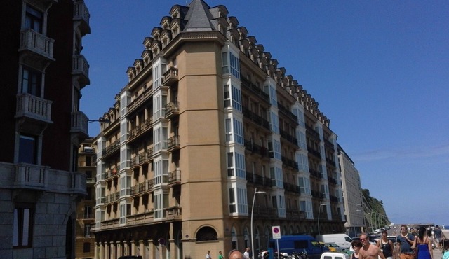 Beautiful apartment in a high standing building in the heart of the city