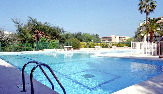Beautiful apartment in residence with swimming pool
