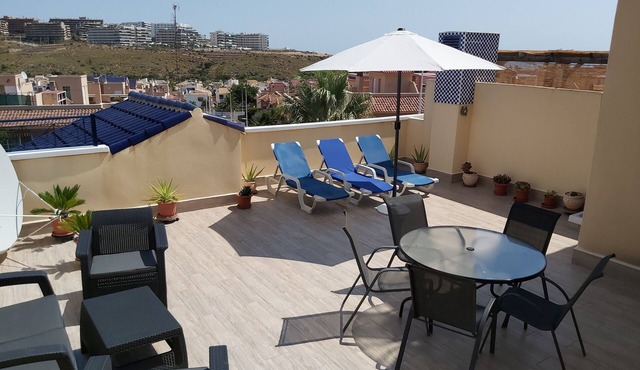 Beautiful Apartment, Roof Solarium, Pool View, Full Aircon, WiFi, Sat/TV