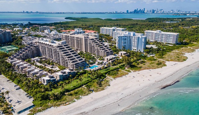 Beautiful apartment in condo with pools, tennis and beach access