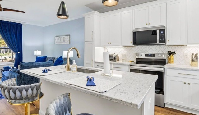 Beautiful apartment above garage! Walk to restaurants, shopping and fun!