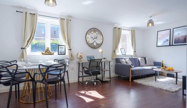 Beautiful Apartment - Close to City Centre - Free Parking, Fast Wifi, SmartTV with Sky TV and Netflix by Yoko Property