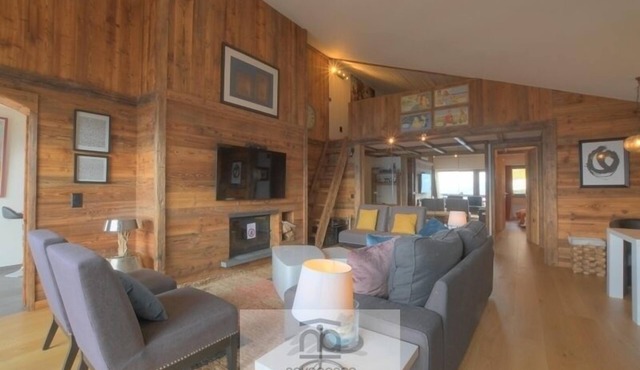 Beautiful apartment completely renovated in 2014. Featuring three bedrooms with two single beds sid